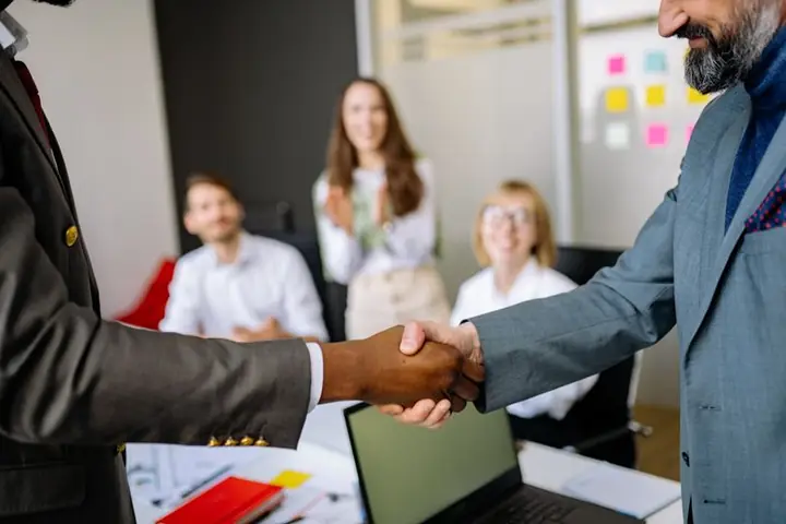 Handshake between a client and a Mesprosoft consultant
